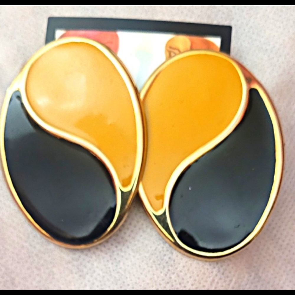 Pretty Vintage Oval Earrings! In Excellent Condition! Nickel and Lead Free!